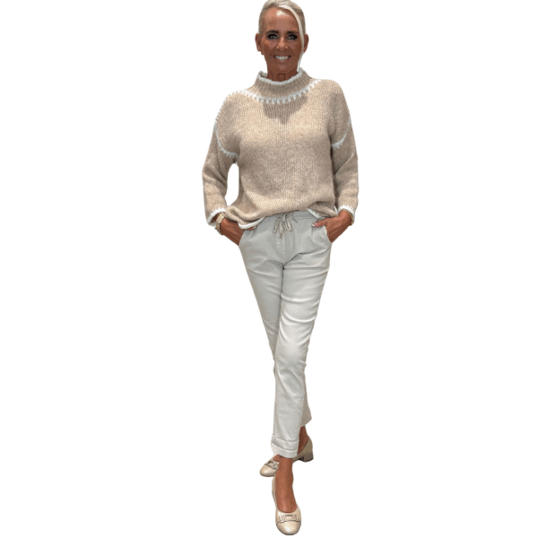 Beige peysa með ljósu ívafi