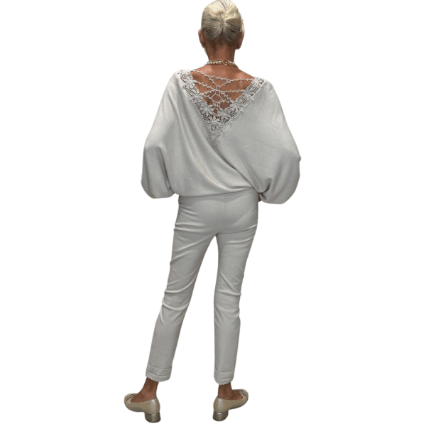 Beige peysa með hekluðu mynstri á baki - Image 2