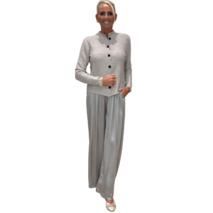 Beige hneppt peysa