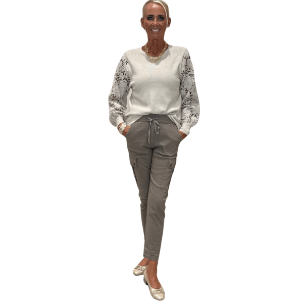 Beige peysa með hekluðum ermum