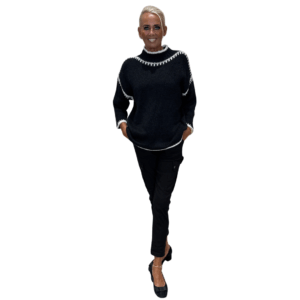 Svört peysa með hvítu prjónamynstri