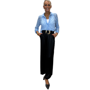 Ljósblá blúnduskyrta