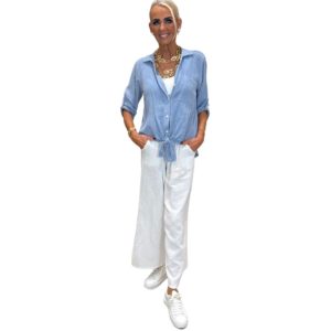 Ljósblá hörskyrta bundin að framan