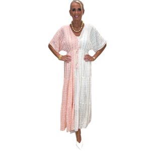 Ljósbleikur og hvítur kjóll